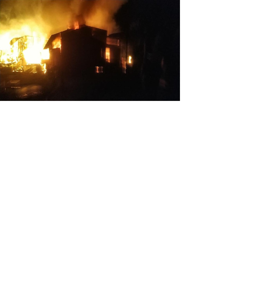 Dua unit rumah di Kampung Adat Kampung Tengah, Kecamatan Mempura terbakar menyebabkan satu orang meninggal, Kamis (16/3/2023).
